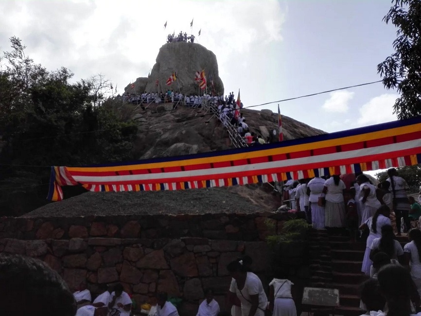 මිහින්තලේ පූජා භූමියේ ඉඩම් කොල්ලයක් !