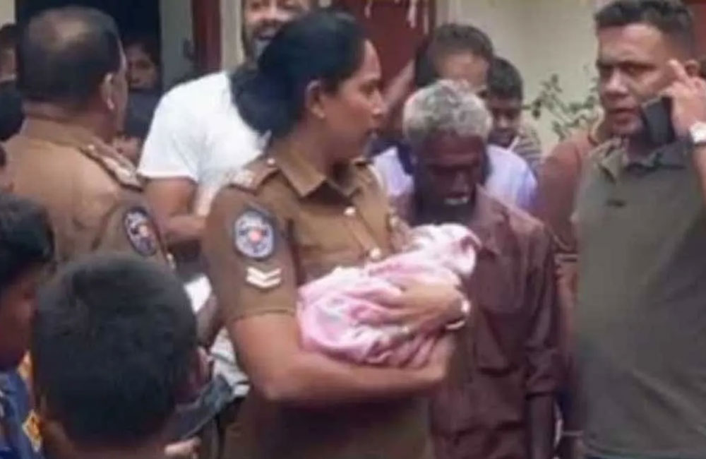 කාණුවක් තුළ දමා ගොස් සිටි බිළිදෙකු සොයා ගනී  ! - ඉපළෝගම බෑගය මසක් වයසැති බිළිඳියක් !!