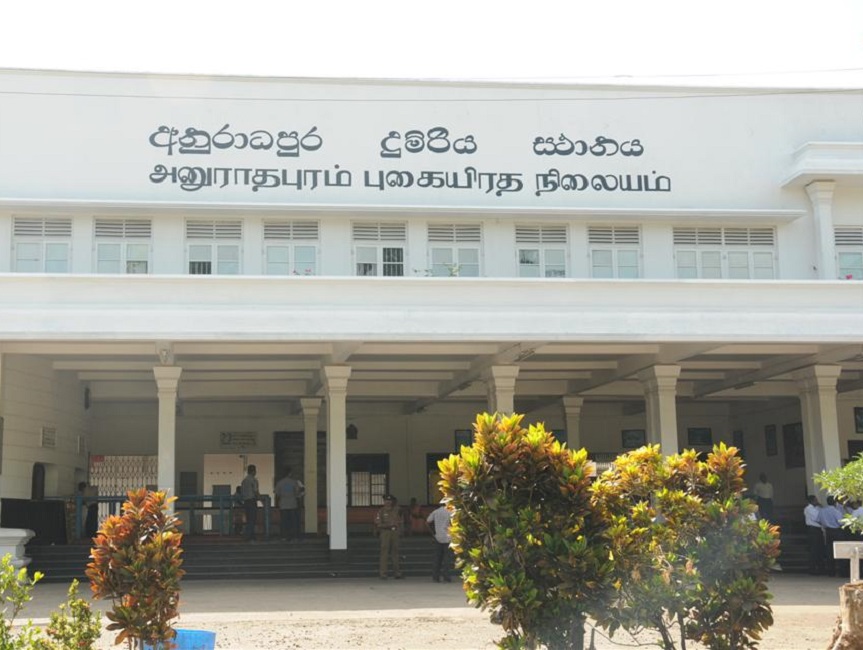 බලෙන් අල්ලාගත්  දුම්රිය ඉඩම මුදවාගත් නිලධාරීයාට බෝම්බ ගහලා !