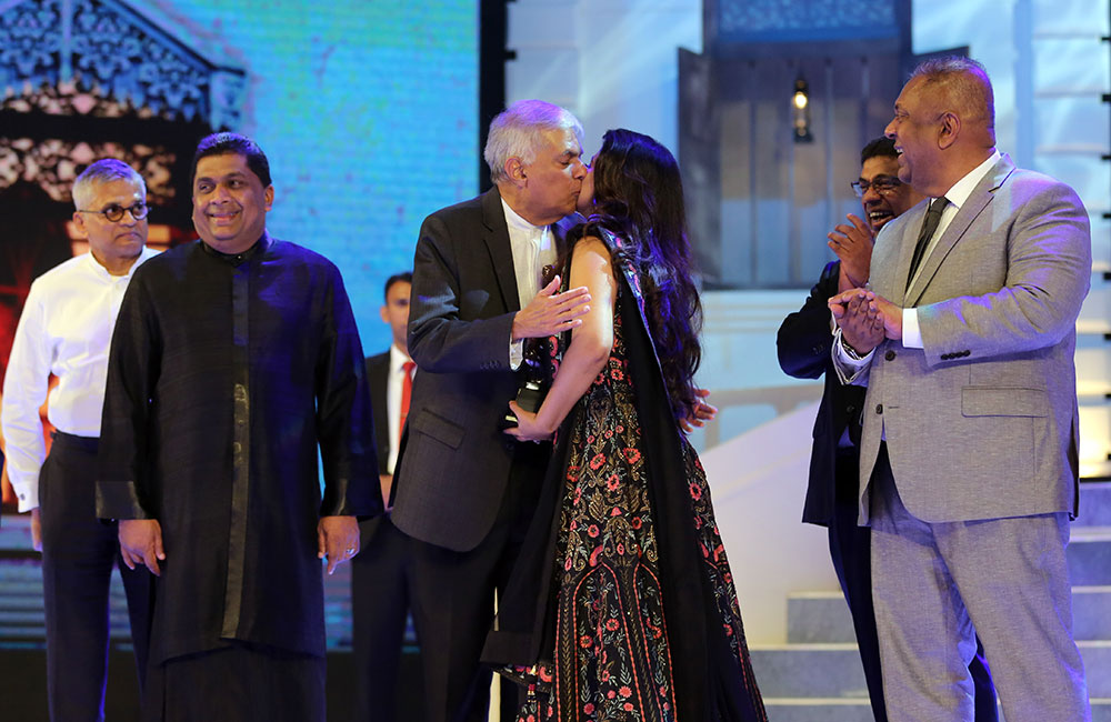 අගමැතිගේ කිස් එක ගැන පූජා කතා කරයි !