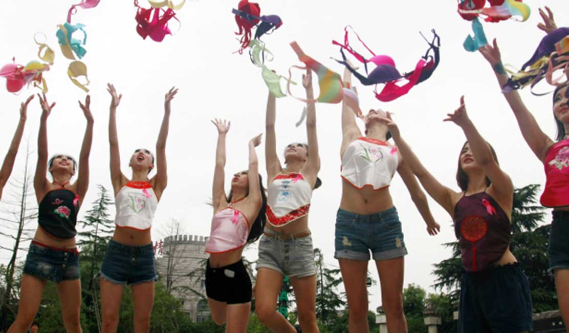 ඔක්තෝබර් 13 : "No Bra Day" 