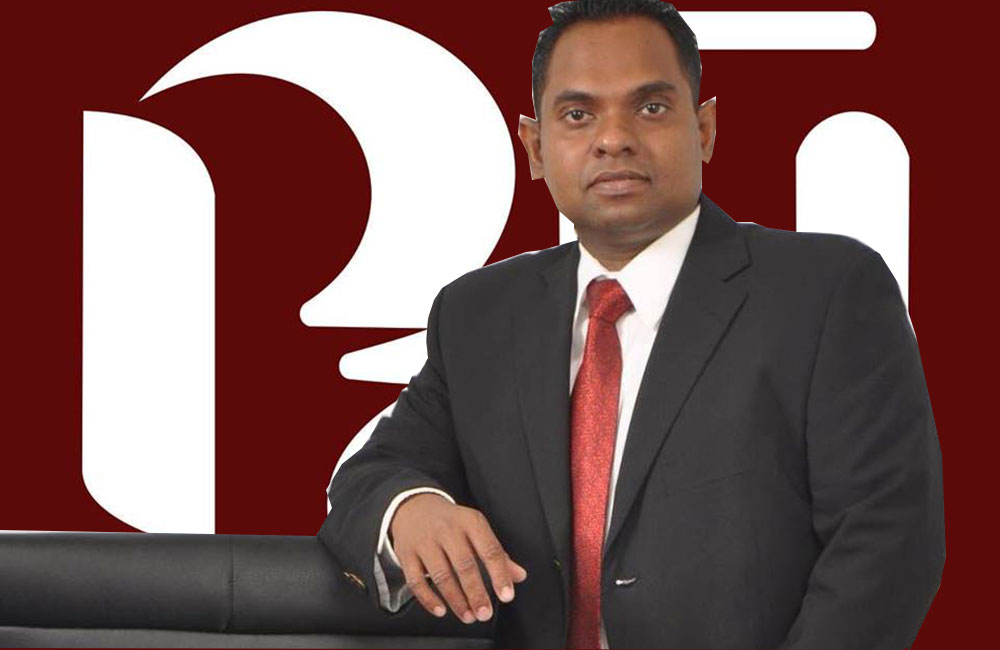 කට්ටියක් කරේ තියාගෙන ඇද්දේ : රූපවාහිනියේ ප්‍රවර්ධන වැඩක් ?