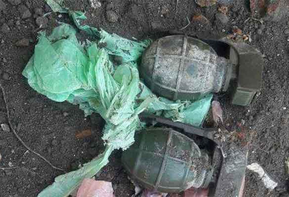 මෝදරින් අත්බෝම්බ 21ක් අල්ලයි !