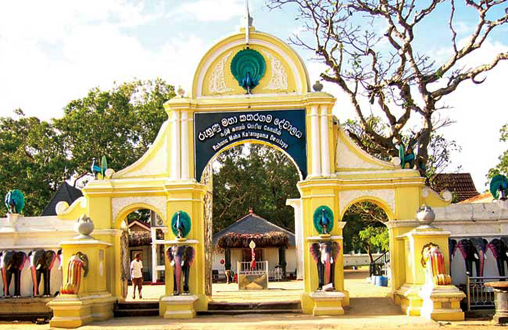 සියල්ලට ඉහලින් සියල්ල දකිමින් : කතරගම බස්නායක නිලමේ ධූරයට ඉව අල්ලයි !