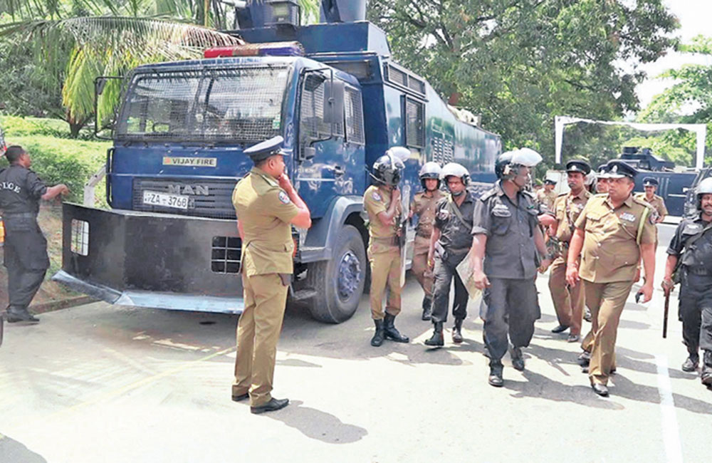 තෙල්දෙණියට හා පල්ලේකැලේට යළිත් ඇඳිරි නීතිය