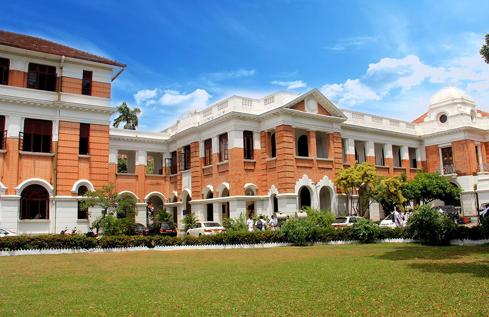 කොළඹ රාජකීයේ අභියාචනා මණ්ඩල ප්‍රධානියා ලක්ෂ 10 ක අල්ලසක් අරගෙන