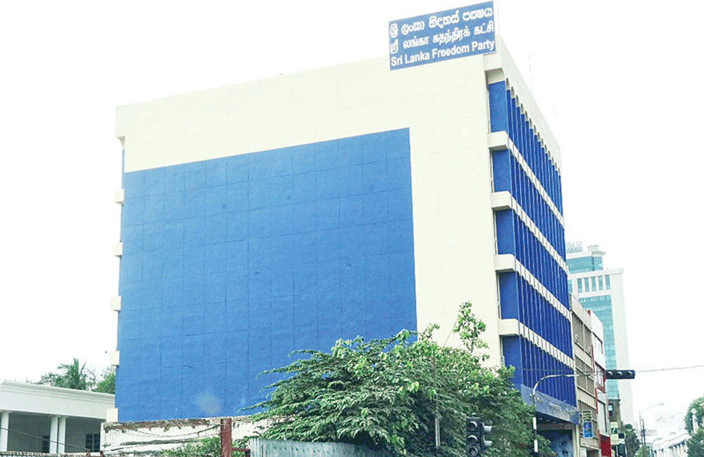 තනතුරු වෙනුවෙන් කේලම් :  ශ්‍රීලනිප මුලස්ථානයේ ගුටි කෙළියක් !