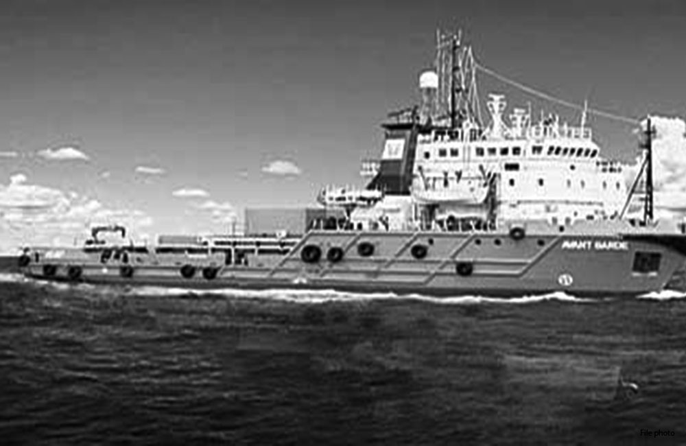 නාවික හමුදාවේ නැවක් හා ගිණි අවි තොගයක් වසර ගණනක් තිස්සේ දිරයි