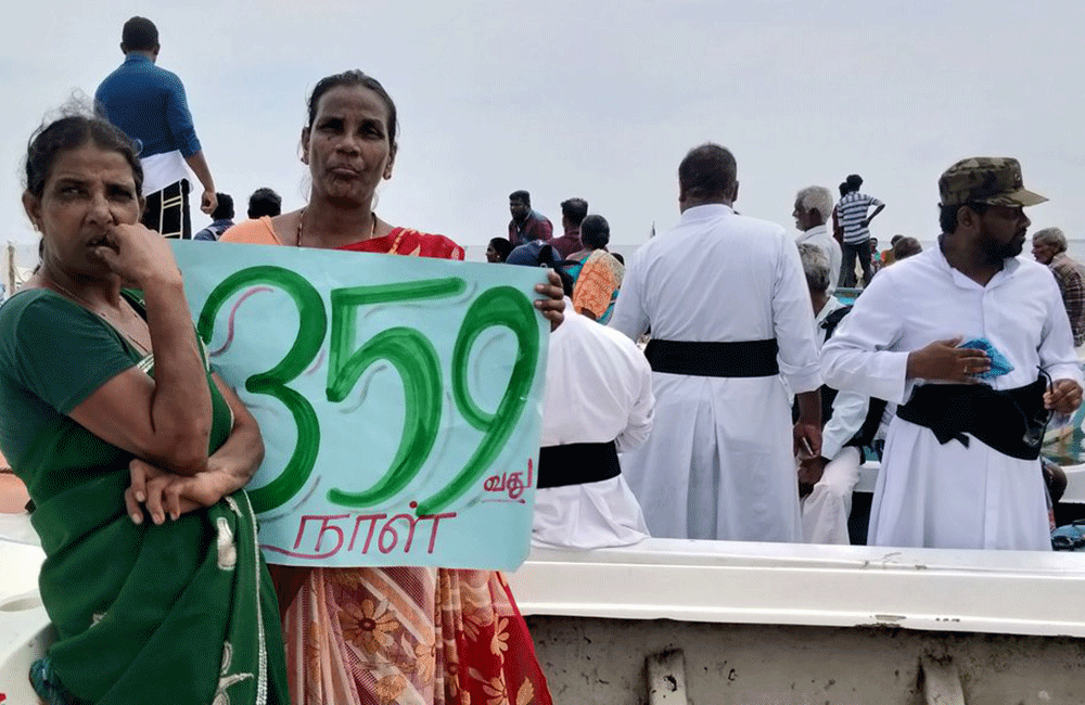 සුදු කොඩි රැගත් ධීවරයින් : අහිමිවූ උපන් බිමේ වාඩිලයි ! (ජායාරූප )