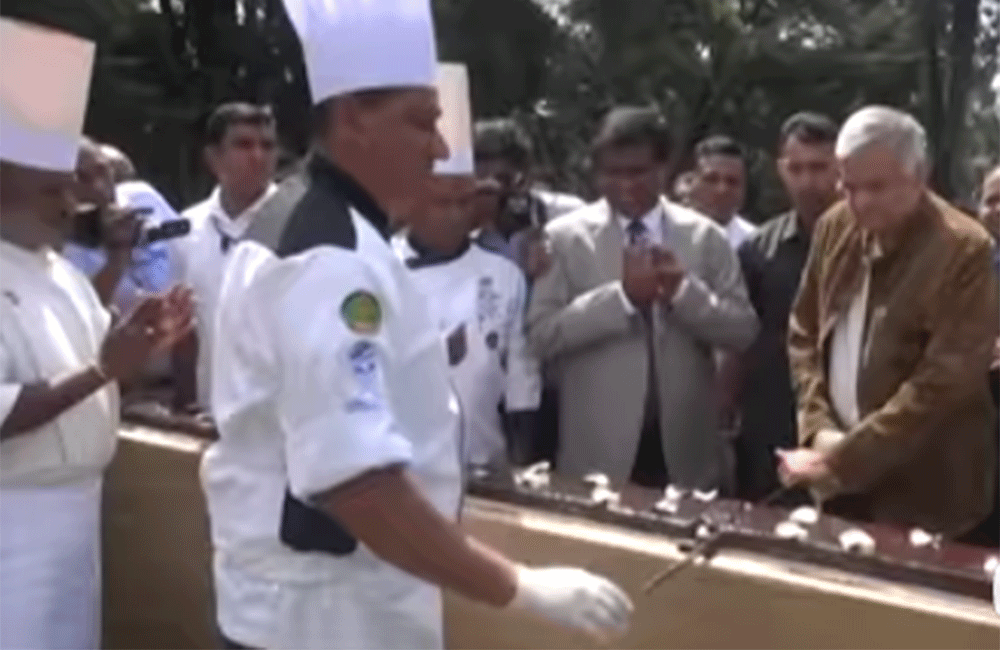 අගමැති කඩුවෙන් අල කේක් කපයි