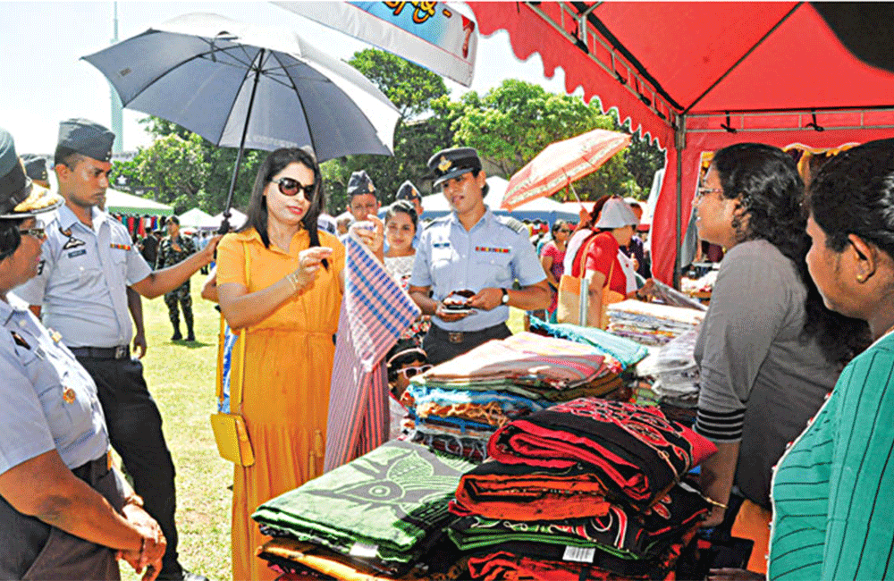 ගුවන් හමුදාපති ජයම්පතිගේ : නෝනට අල්ලපු කුඩේ