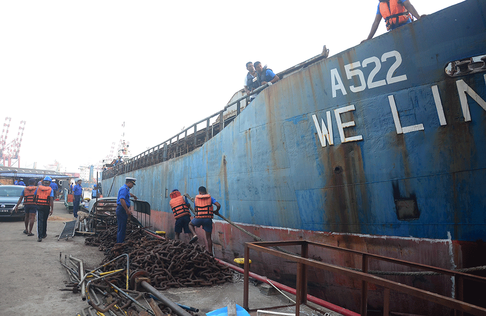 LTTE නැවක් මුහුදේ ගිල්වයි