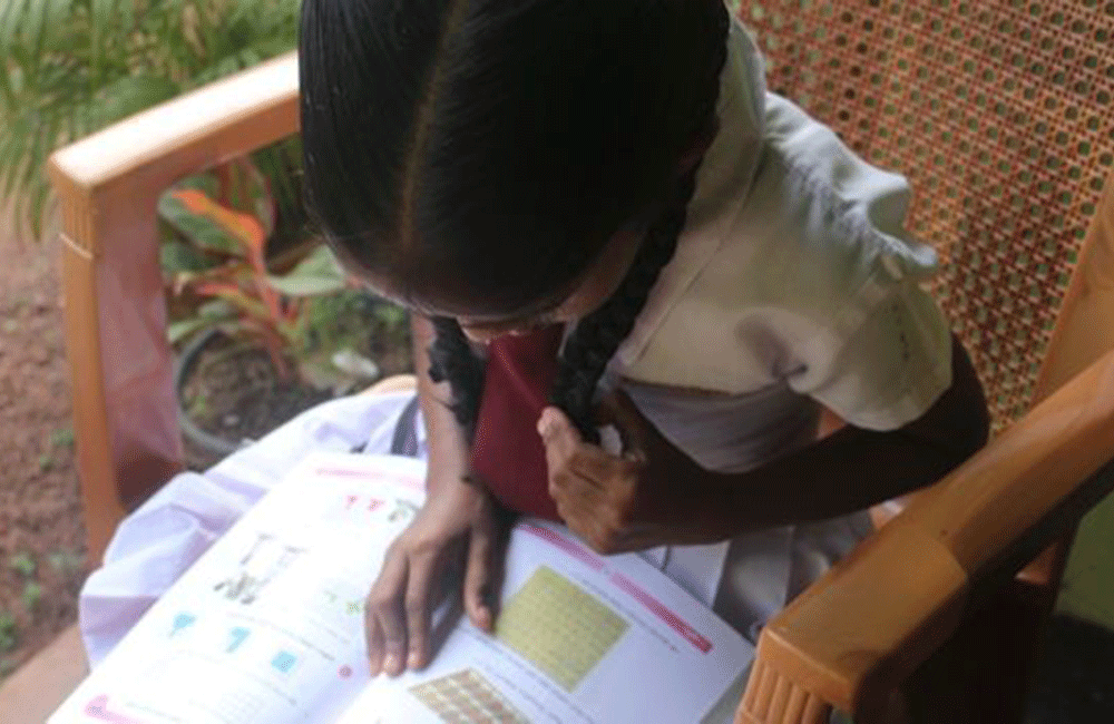HIV මිත්යා මත නිසා දැරියකගේ අධ්යාපනයට බාධා