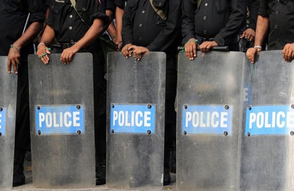 මහනුවරට යළිත් ඇඳිරි නීතිය : විශේෂ රාජකාරියට පොලිස් කණ්ඩායම් 3ක් යවයි