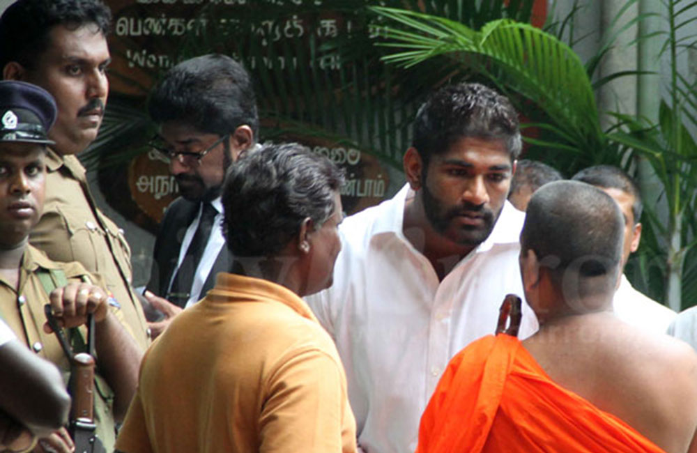 තවත් කෙරුමෙකුගේ පුතෙක් හිරේ : මෙවර කෙහෙළියගේ පුතා පිස්තෝලයක් එක්ක