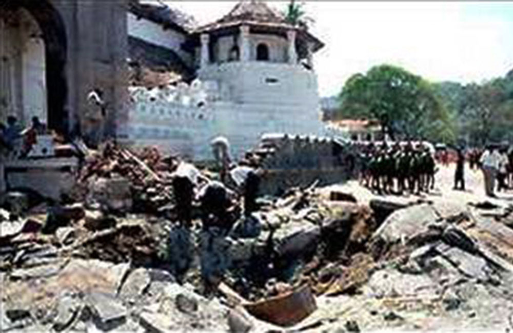 දළදා මාලිගා ප්‍රහාරයේදී සාමකාමීවූ මහනුවර මෙවර කුපිත කළේ කවුද ?