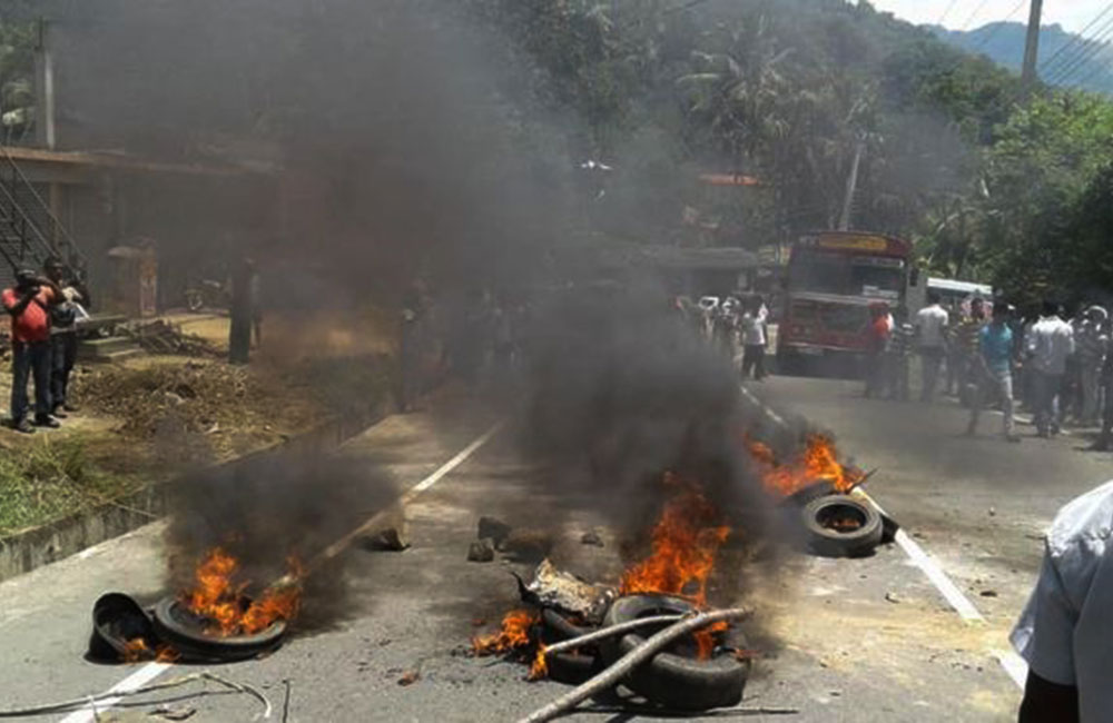 හදිසි නීතිය වැඩ අරඹයි : සමාජ මාධ්‍ය ඉලක්ක වේ !