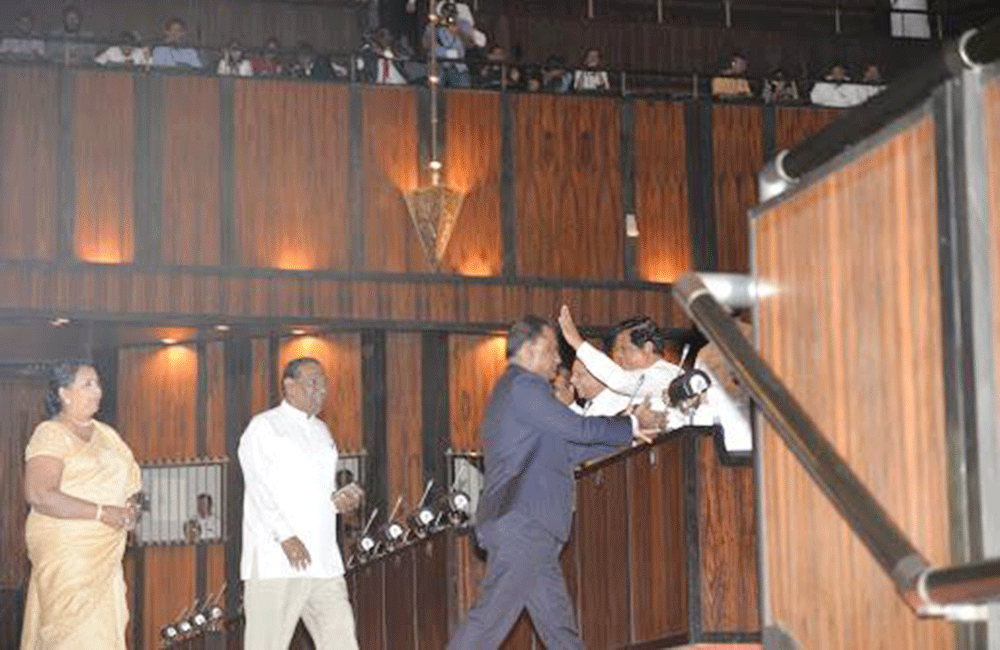 හූ හඬයි අත්පුඩියි මැද : ශ්‍රීලනිප 16 විපක්ෂයේ අසුන් ගනියි