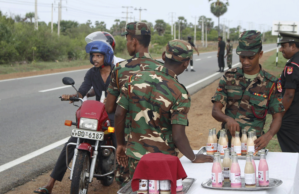 මුල්ලිවයික්කාල් සැමරුමට ගිය උතුරේ වැසියන්ට හමුදාවෙන් සිසිල් පැන්