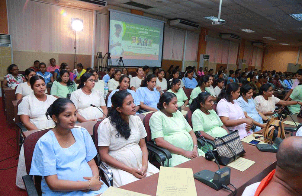 ගර්භනී ගුරුවරියන්ගේ නිල ඇඳුම කැන්සල් !