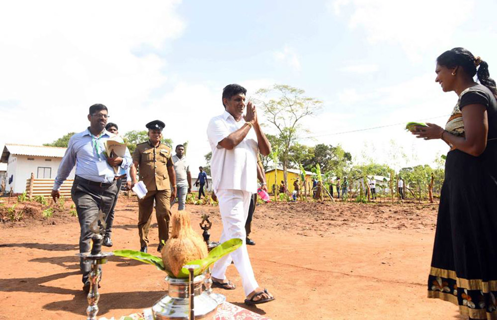 &quot;දත්ත&quot; පැත්තකට කර සජිත් වැඩට බැහැලා ! 