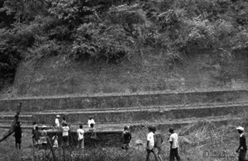 ඇමති අකිලගේ  ගෝලයෝ මිහින්තලේ පුරාවිද්‍යා රක්ෂිතයේ වැඩ