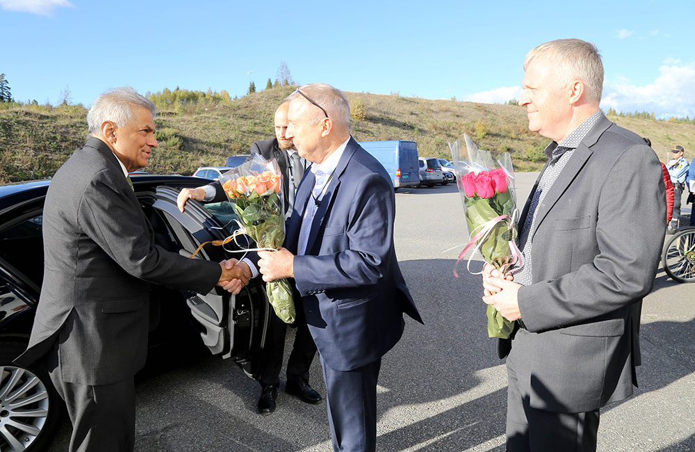 අග්‍රාමාත්‍ය රනිල් : රොබෝ තාක්‍ෂණයෙන් ක්‍රියාත්මක වන ගබඩා කටයුතු නිරීක්‍ෂණයක