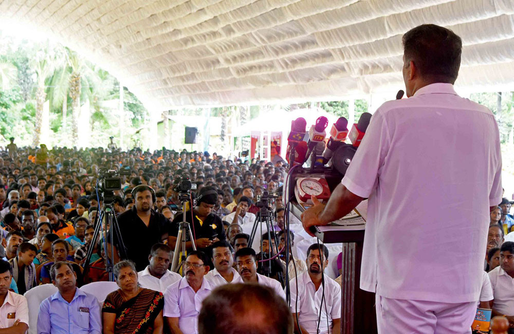 විකටයන්ගේ  භාරකාර ආණ්ඩු  රංගනය නොමිලේ බලන්න ලැබිලා - සජිත්