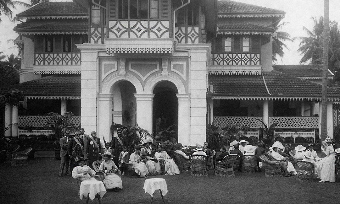 ගොඩනැගිල්ලක් හදන්න පානදුර ඉපැරණි වලව්ව කඩා දාලා