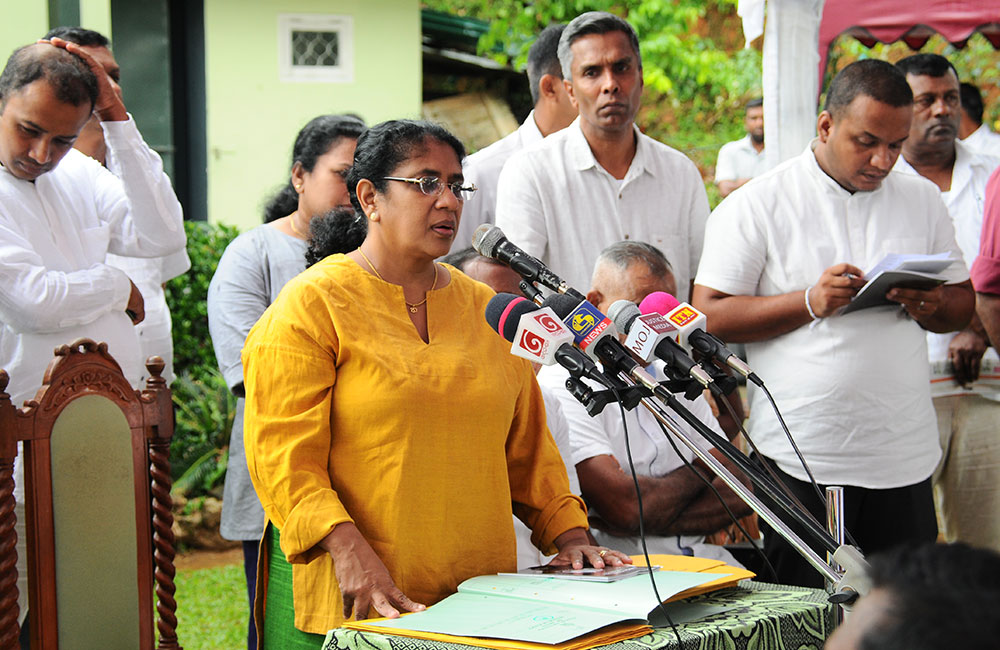 2002 දී රනිල් කළ දේ  අද තලතා කරන හැටි !