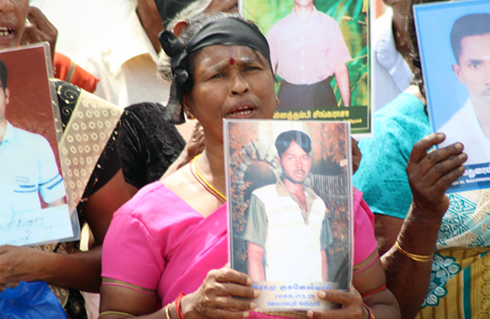  දවස් 500 යි මරණ හතයි: ආණ්ඩුවට දෙමල අම්මාවරුන්ගේ විරෝධය (වීඩියෝ)