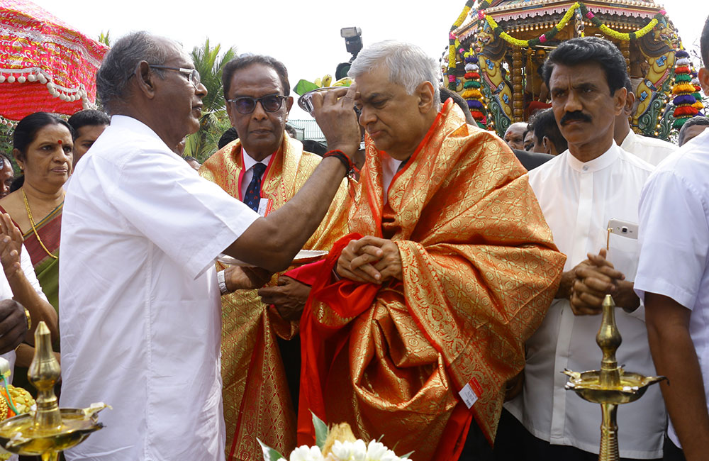 අගමැති වේල් වන්දනාවේ !