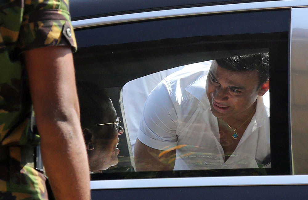 ''අපේ බොන්ඩ්ලත් හොරකං කලා. ඒක තමයි ඇත්ත.'' - රන්ජන් කියයි