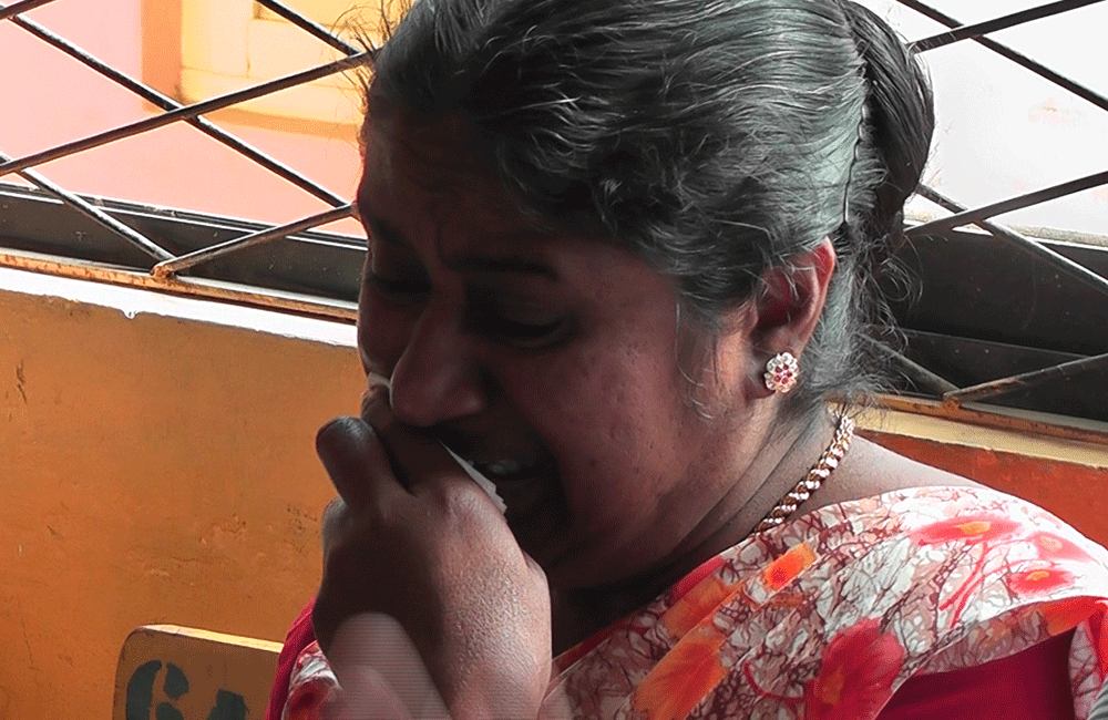 ගුරුවරිය 'දණ ගැස්වීම': ජාතිවාදී මුහුණුවරක් !