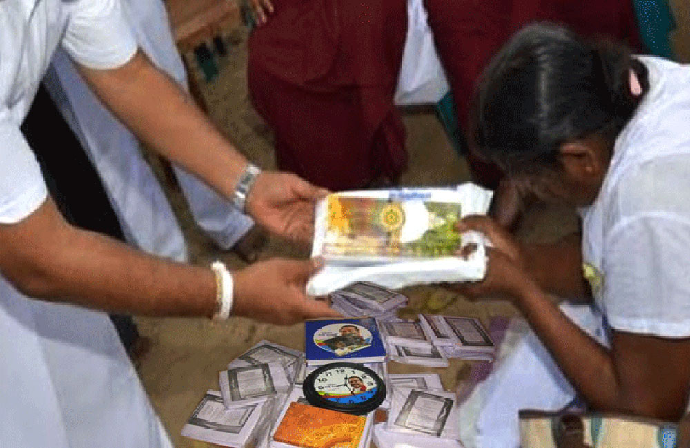 වැරදි වහගන්න මහින්ද  නායක හිමිවරුන්වත් පාවාදෙයි !