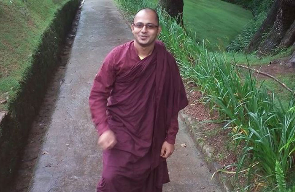 මුහුදේ ගිලෙන්න ගිය කතුන් බේරාගත් හාමුදුරුවෝ