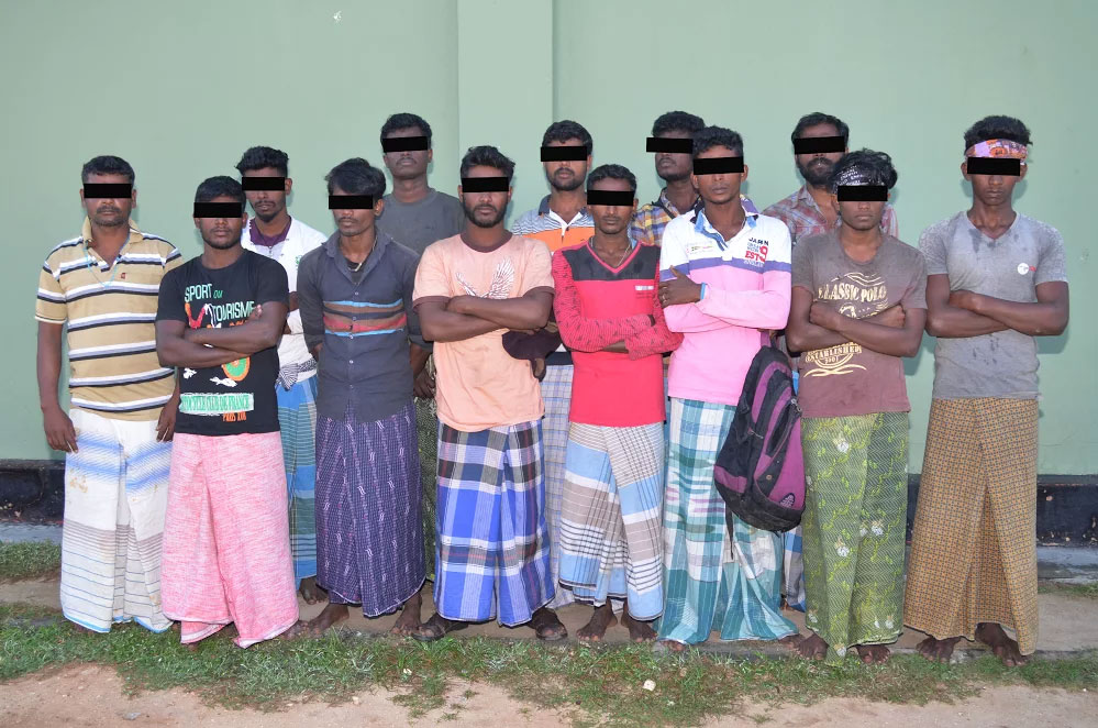 ඉන්දීය ධීවරයින් 13කු නාවික හමුදා අත්අඩංගුවට