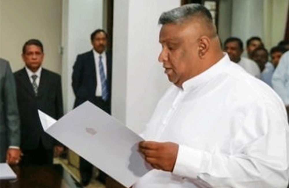 විදුහල්පතිනිය දණ ගැස්සවූ චාමරගේ සේවය අගයයි