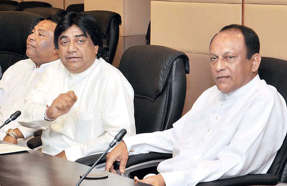 ශ්‍රීලනිපය යළිත් බෙදෙයි : ලක්ෂමන් - ඩිලාන් ඒකාබද්ධ විපක්ෂයට (ගෝඨා පාර්ශවයට)