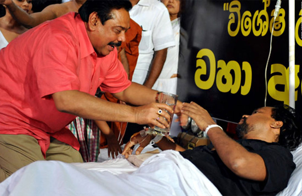 නයා තනියම පොලේ යයි : වීරවංශගෙන් මහින්දට කනේ පාරක් !