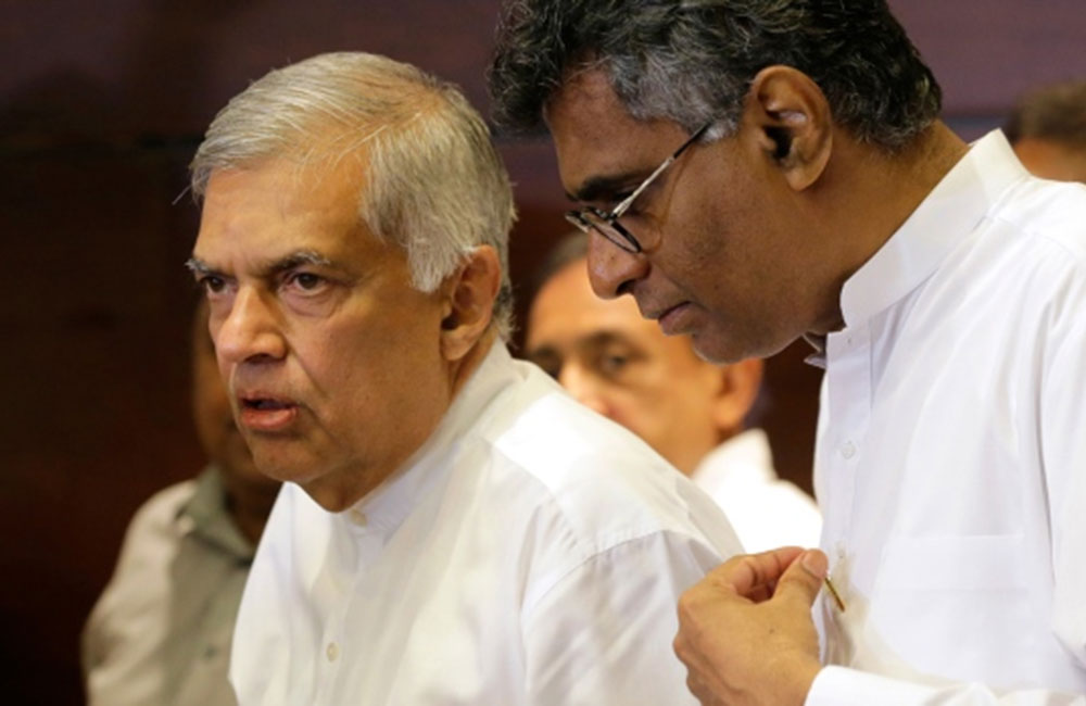 එළැඹෙන බදාදා තීරණාත්මකයි : පාඨලීගේ යෝජනාවට අගමැති විරුද්ධ වෙයි !