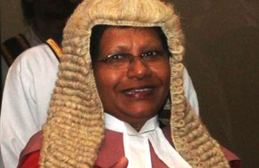 ඊවා නොමැති පූර්ණ විනිසුරු මඬුල්ලක් ඉල්ලයි