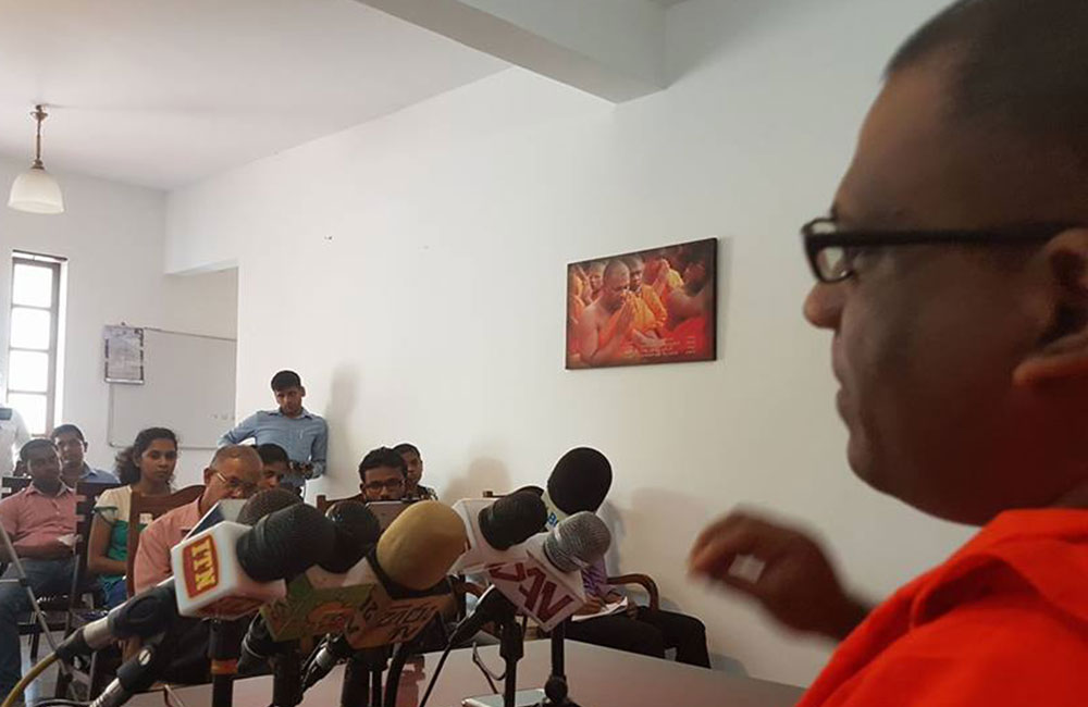 මහින්දට සුබ පැතූ ඥානසාර හිමියන්ගෙන් ජී.එල් ට කන් පාත්වෙන උත්තරයක් 