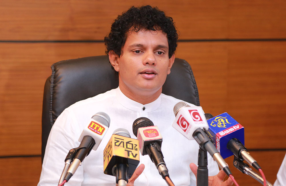 සිරිසේන දන්න ව්‍යවස්ථාවක් නෑ : මන්ත්‍රී හේෂා පෙන්වා දෙයි !