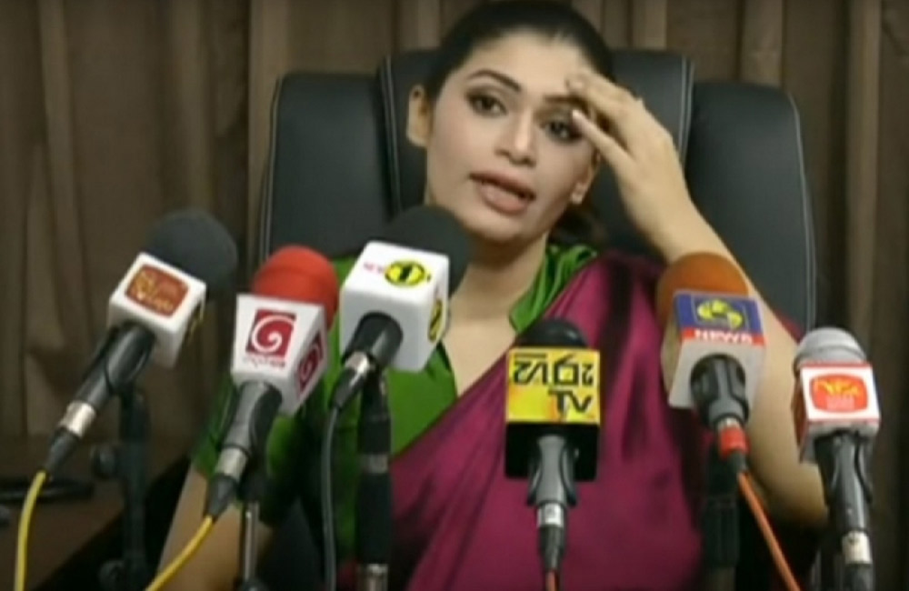 ප්‍රධාන පක්ෂ දෙකටම හිරුණිකා දෙහි කපයි !