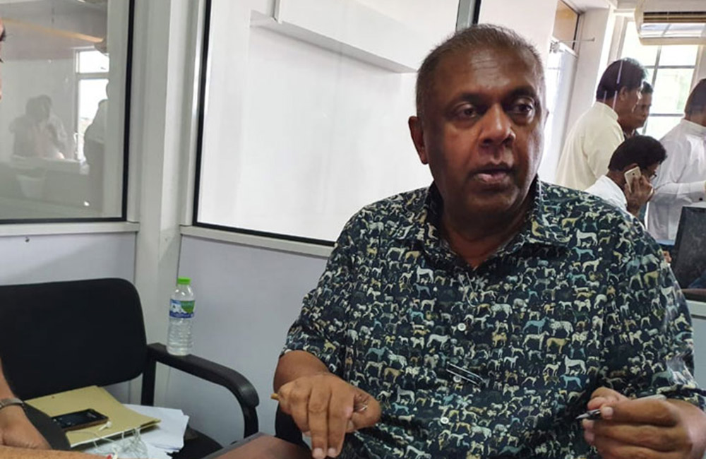 සැබෑ සතුරා රාජපක්ෂලා මිස  රනිල් හෝ අලියා නොවෙයි : මංගල දුරකතනයට කරුණු පහදයි !