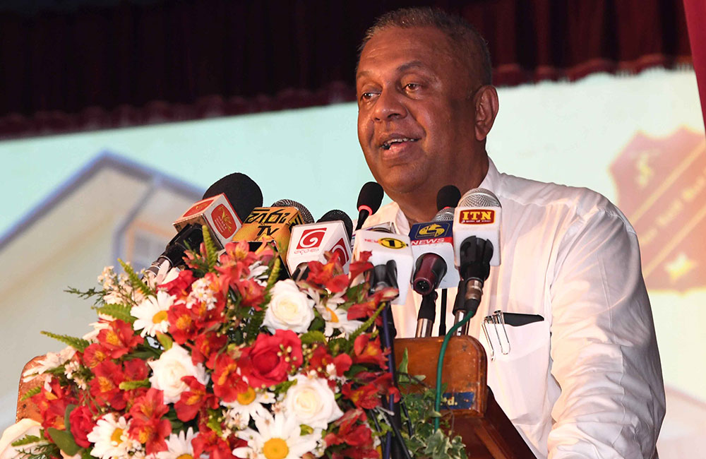 එන එන දේශපාලකයින්ට වඳින්න දරුවන්ව පුරුදු කරන්න එපා - ඇමති මංගල