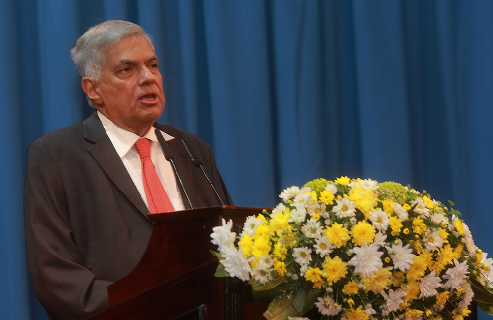 රැකියා පමාවීමට හේතුව : රැකියා දෙමින් අගමැති කියයි !