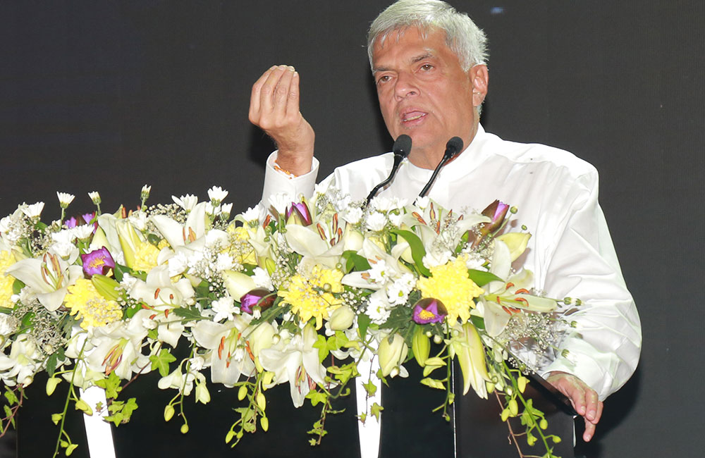 මම දේශපාලනයේදී වැටිලා නෑ : ඒ වගේම රටේ ආර්ථිකය වැටෙන්න දෙන්නෙත් නෑ !