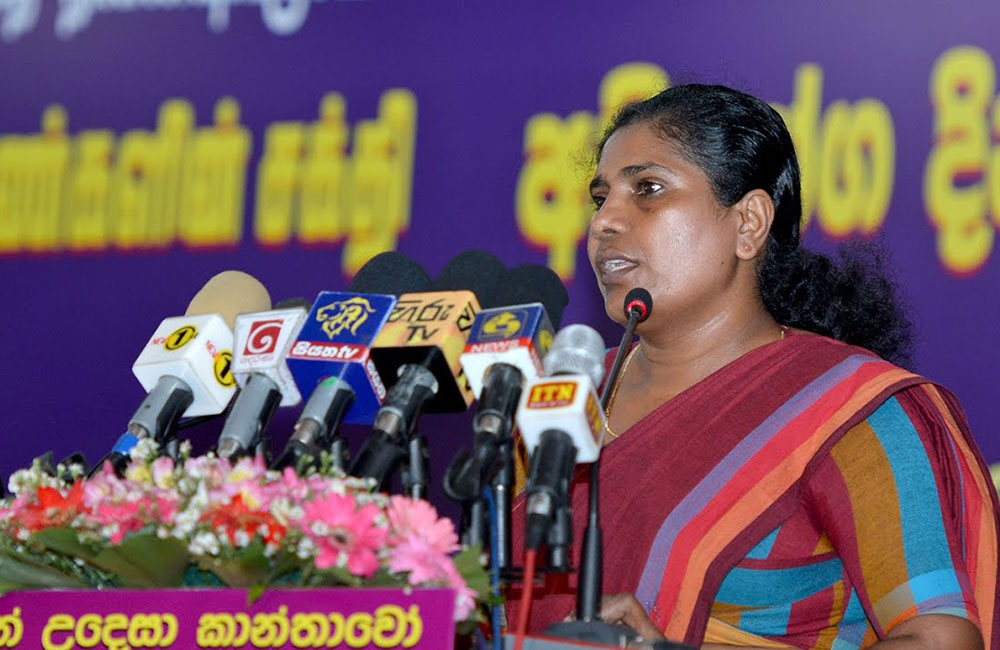 විදුහල්පතිනිය දණ ගැස්වීම කාන්තාවන්ට කළ නින්දාවක් - සමන්මලී ගුණසිංහ